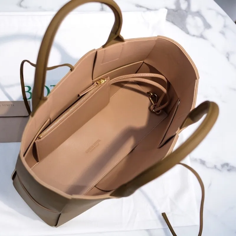 Batch 1860 BottegaVeneta# 🧷Early autumn calfskin SLIP tote handbag, the oversized woven design really makes it a huge gap from ordinary tote bags🔗🔗Different color combinations for the inner and outer layers ⛓Daniel Lee leads the brand gene to continue to evolve with fresh inspiration🧬🧬 Showing the balance between luxury and reality👉Sheepskin Size 36*24*12【9892#】
